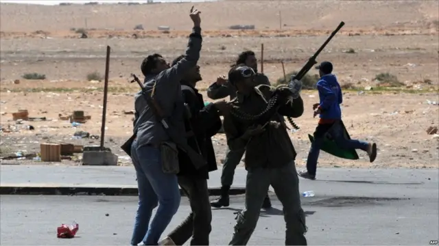 Pasukan pemberontak di Ras Lanuf mencoba melawan serangan udara dengan menembakkan senapan mesin mereka ke angkasa. 