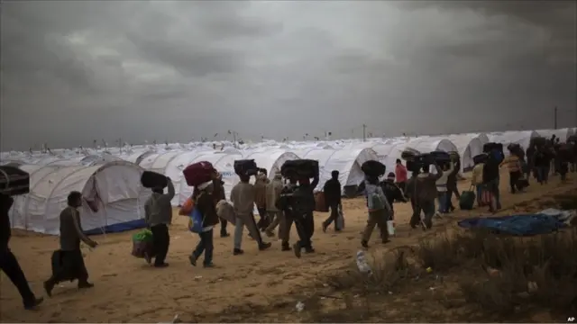 Badan kemanusiaan dan relawan bekerja keras untuk menyediakan tenda, makanan dan air bersih untuk pengungsi dari wilayah Libia.