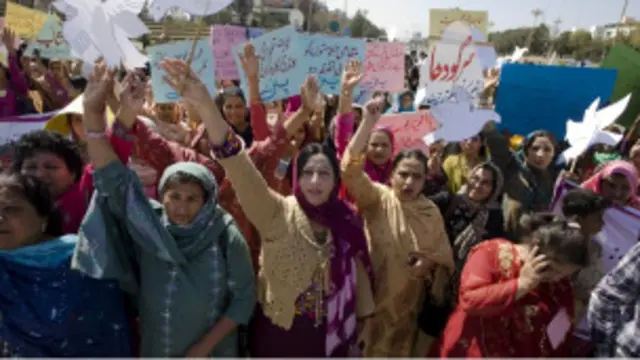 پاکستان میں خواتین پر تشدد اور غیرت کے نام پر قتل کے خلاف غیر سرکاری تنظیمیں احتجاج کرتی رہتی ہیں