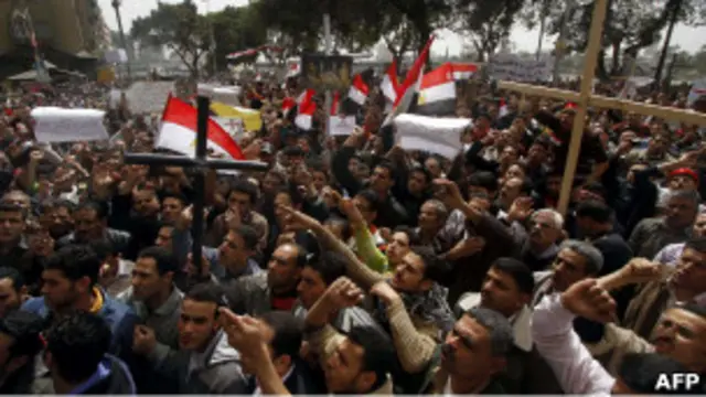 Umat Koptik Mesir memprotes pembakaran gereja dengan memblokir jalan raya di Kairo.