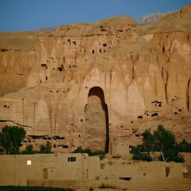 د بامیانو د بودا د مجسمې اوږدوالی ۵۳ مترو ته رسېږي چې د بامیانو د ښار پر بره څنډه پروت دی . 