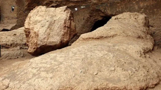 اوس مهال د بودا تر پښو لاندې ټوله سیمه کنډه او کپره پرته ده . 