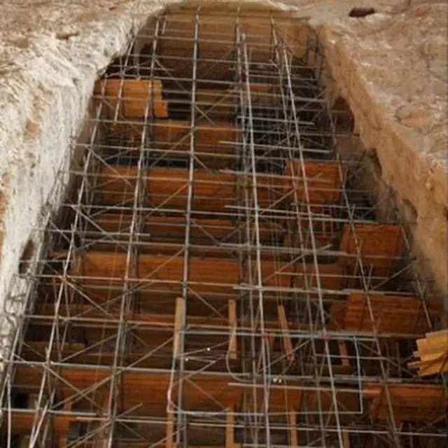 د بودا مجسمې په ختيځه څنډه کې د هغه د مجسمې د بیارغونې لپاره خوازې درول شوې دي . 