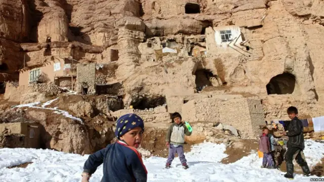 هغه کړنګونه چې بودا پرې ولاړ دی، د غارونو په يوې لړۍ کې پروت دی او د بامیانو ګڼې کورنۍ هلته اوسېږي . 