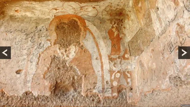 په ځینو غارونو کې د ننه د بودا د مجسمې انځورونه کښل شوي، چې د لرغون پوهانو په وینا دا انځورونه د تېلو په وسیله جوړې شوې دي چې مقاومت یې ډېر دی . 