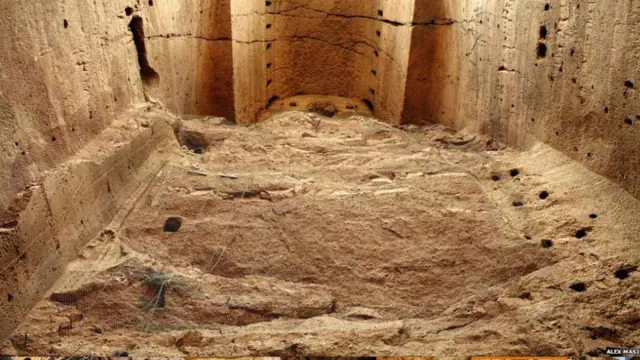 د درېیم بودا مجسمه چې د اوومې پېړۍ په نیمايي کې کشف شوې ده، شاوخوا ۱۰۰۰ فوټه اوږدوالی لري او د درې په غولي پرته ده . 