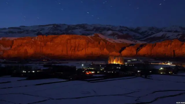 د بامیانو د بودا مجسمې سیمه د شپې مهال په ښکلې منظره کې ګورﺉ . 