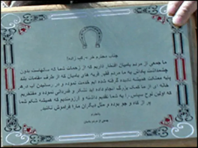 لوح تقدیری که به الاغ ها داده شد و در آن نوشته شده آرزو می کنیم شکم تان همیشه سیر باشد