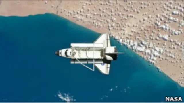 Pesawat ulang-alik Discovery bersiap mendarat di Florida