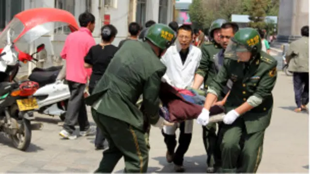 إنقاذ المصابين في زلزال ينغجيانغ