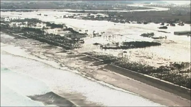 受到海啸侵袭的日本仙台（电视截图，路透社）