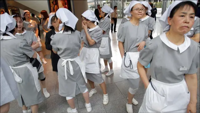 东京一家酒店员工逃到大楼外