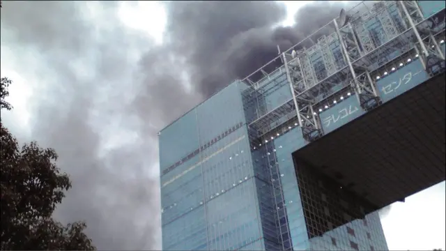 东京台场区一座大楼冒着黑烟