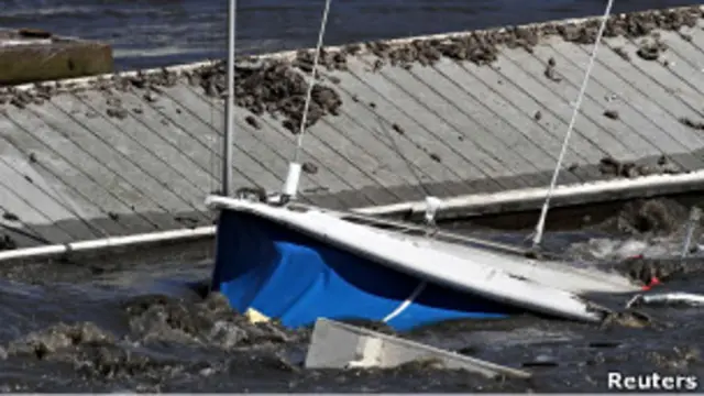 قارب يغرق في ساحل سانتا كروز بولاية كاليفونريا الأمريكية