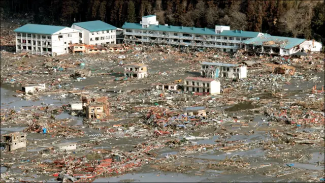 یوه کلیواله سیمه د څونامي څپو ځپلې ده. 