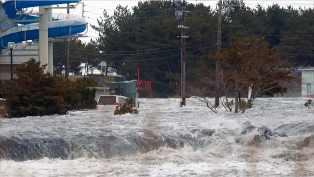 ایواکي او فوکوشیما ښارونه تر نورو هغو ډېر زیانمن شوي او د ایواکي ښار پر واټونو اوبه اوښتې دي . 