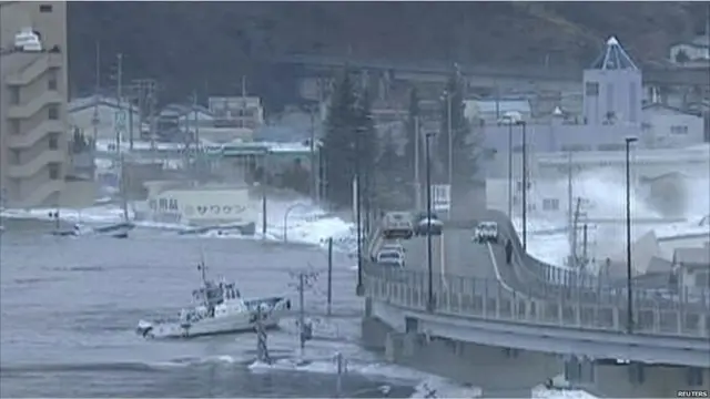 د کامایشي تلوېزیون له خوا خپاره شوي انځورونه چې د څونامي څپې ښيي . 