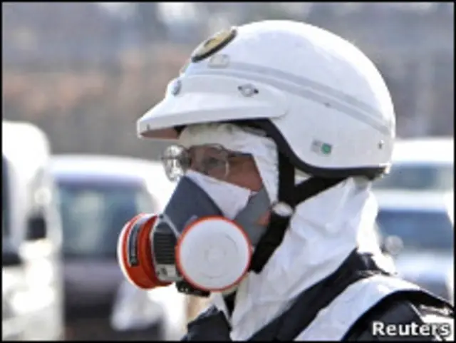 日本官員正在指揮核電站周圍居民撤離