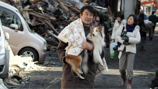 Один из переживших землетрясение осматривает окрестности