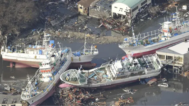 Рыболовные суда, разбросанные цунами