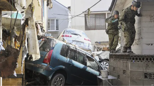 Военные прочесывают разрушенный поселок