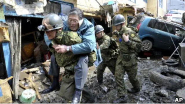 Tentara Jepang menyelamatkan korban tsunami