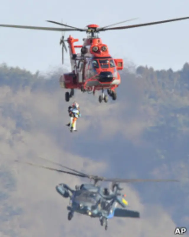 Korban yang terdampar di atap gedung diangkat dengan helikopter