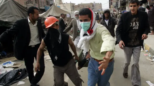 Polisi menyerang pengunjuk rasa di Yaman