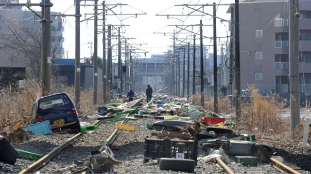 Rongsokan barang di jalur kereta api