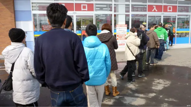 Warga Aomori antri di depan toko