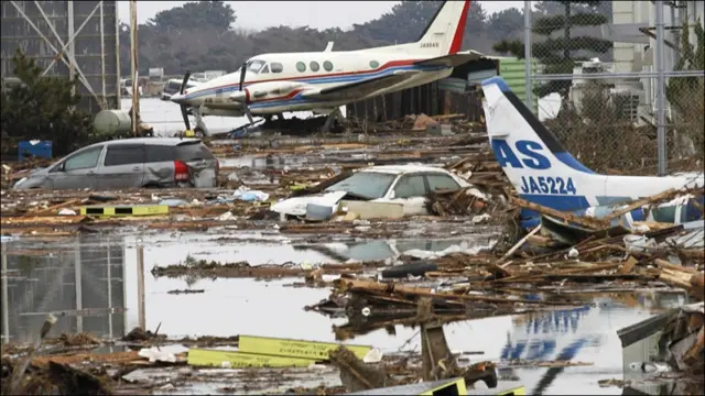 جاپان کے شہر فوکوشیما میں حکام دوسرے ایٹمی ری ایکٹر میں تابکاری کے اضافے کو کنٹرول کرنے کی کوشش کر رہے ہیں۔
