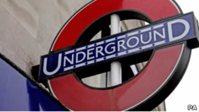Вывеска метро в Лондоне