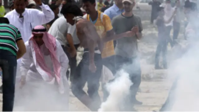 متظاهرون بحرينيون يحاولون طمر عبوات الغاز المسيل للدموع