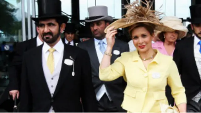 الشيخ محمد بن راشد وزوجته الأميرة هيا بنت الحسين في طريقهما لاستعراض حصانهما في إحدى السباقات في بريطانيا