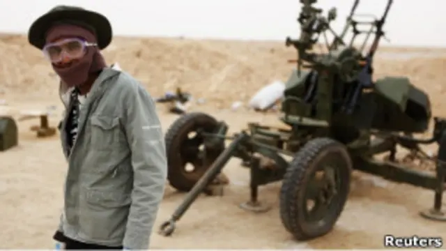 Повстанец и зенитное орудие в городе Адждабия