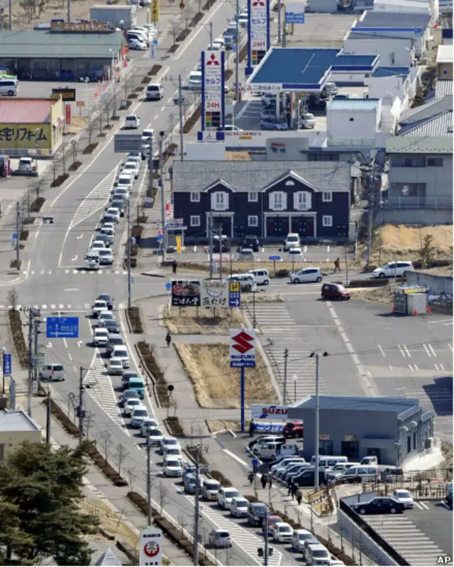 Процессия жителей Мияги, покидающих этот район страны