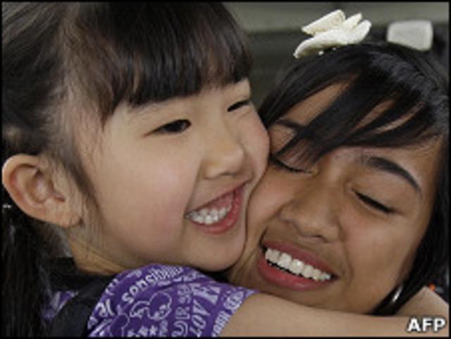 Một em gái từ Nhật Bản trở về Philippines ôm người họ hàng