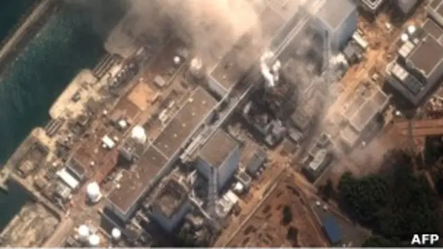 Reaktor keempat PLTN Fukushima kembali terbakar setelah terguncang gempa, Jumat lalu.