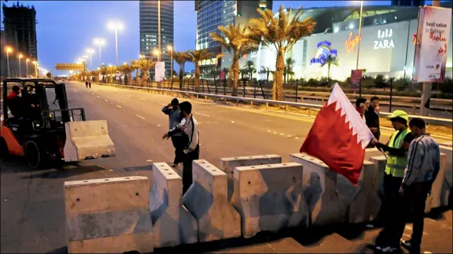 بحرین کے حکام کا کہنا ہے کہ یہ فوج حکومت کی درخواست پر بحرین آئی ہے۔ 