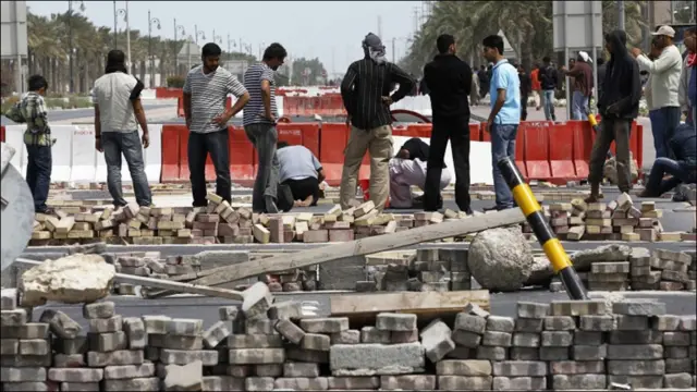 بحرین کی حکومت نے خلیج کونسل سے فوج بھیجنے کی درخواست اس وقت کی جب پچھلے ماہ مظاہرین اور سکیورٹی فورسز کے درمیان تصادم میں سات حکومت مخالف مظاہرین ہلاک ہو گئے تھے۔