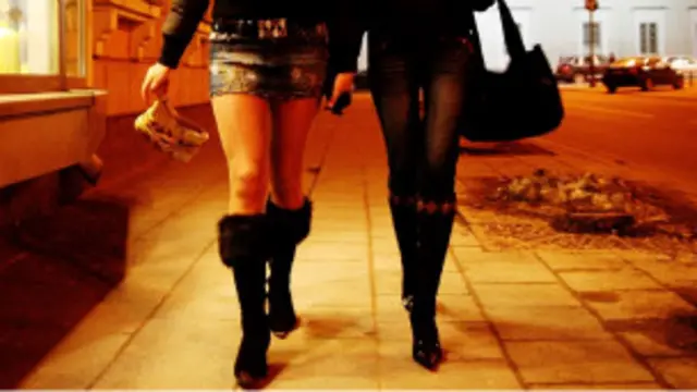 женщины в мини-юбках на городской улице