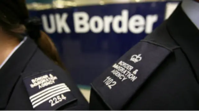 Сотрудники Пограничного агентства в аэропорту Гэтвик