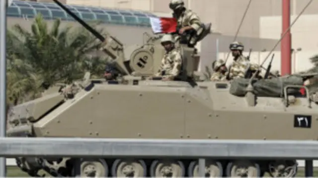 Pemerintah Bahrain menggunakan tank untuk merebut Lapangan Pearl dari tangan pengunjuk rasa.