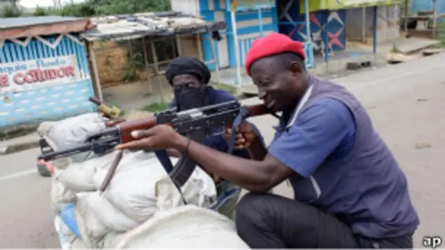 Bentrok antara pendukung Gbagbo dan Outtara terus terjadi di Abidjan.