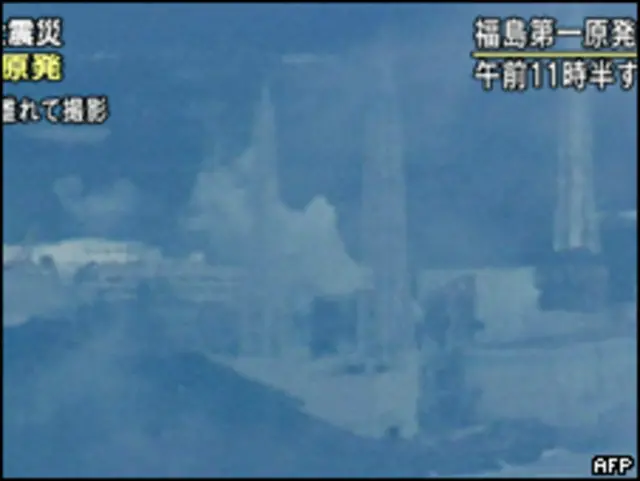 福島核電站上空再次冒白煙（16/03/2011）