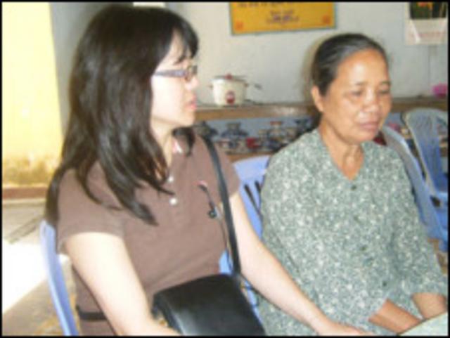 Bà Jennifer Truong (bên tay trái) ở Việt Nam