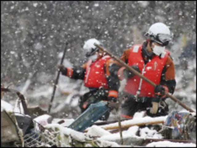 Tìm người mất tích sau thiên tai tại miền Bắc Nhật trong điều kiện trời lạnh, mưa tuyết nhiều