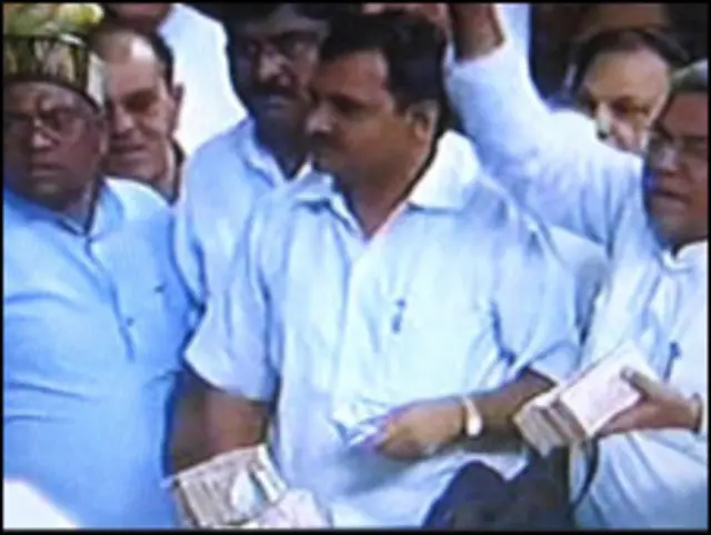 संसद में भाजपा के तीन सांसदों ने रुपयों भरा बैग पेश करके सनसनी पैदा कर दी थी