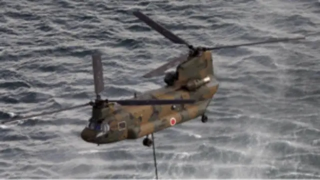 Helikopter milik militer Jepang dikerahkan untuk menyiramkan air laut ke reaktor yang terbakar.