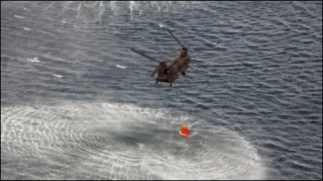 Trực thăng của không quân đã được dùng để dội nước biển vào các lò phản ứng của Fukushima.